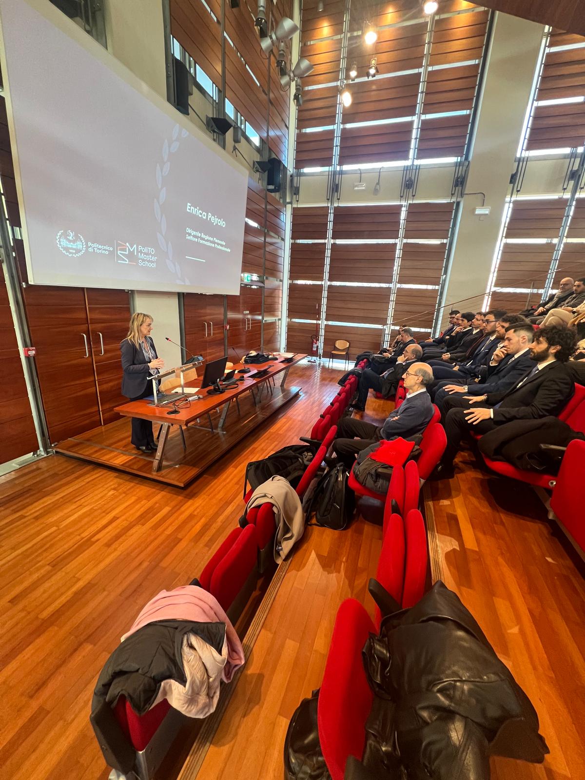 Relatrice davanti a platea di allievi e docenti del Master