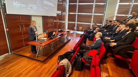 Relatrice davanti a platea di allievi e docenti del Master